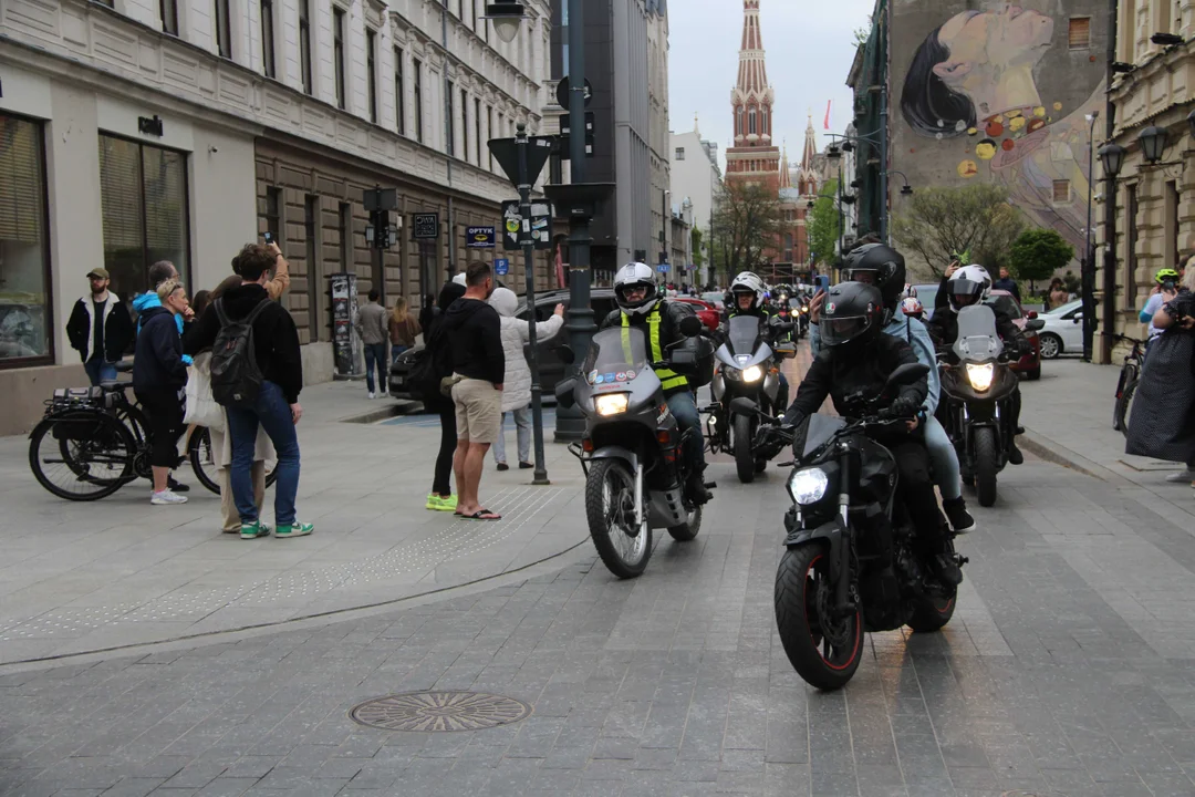 Wielka parada motocyklowa na ulicy Piotrkowskiej w Łodzi