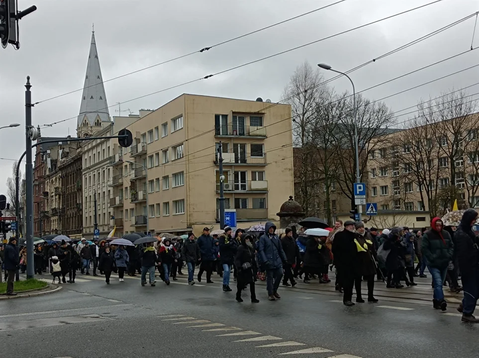 Marsz papieski w Łodzi. Setki łodzian ruszyło ulicami miasta [zdjęcia]