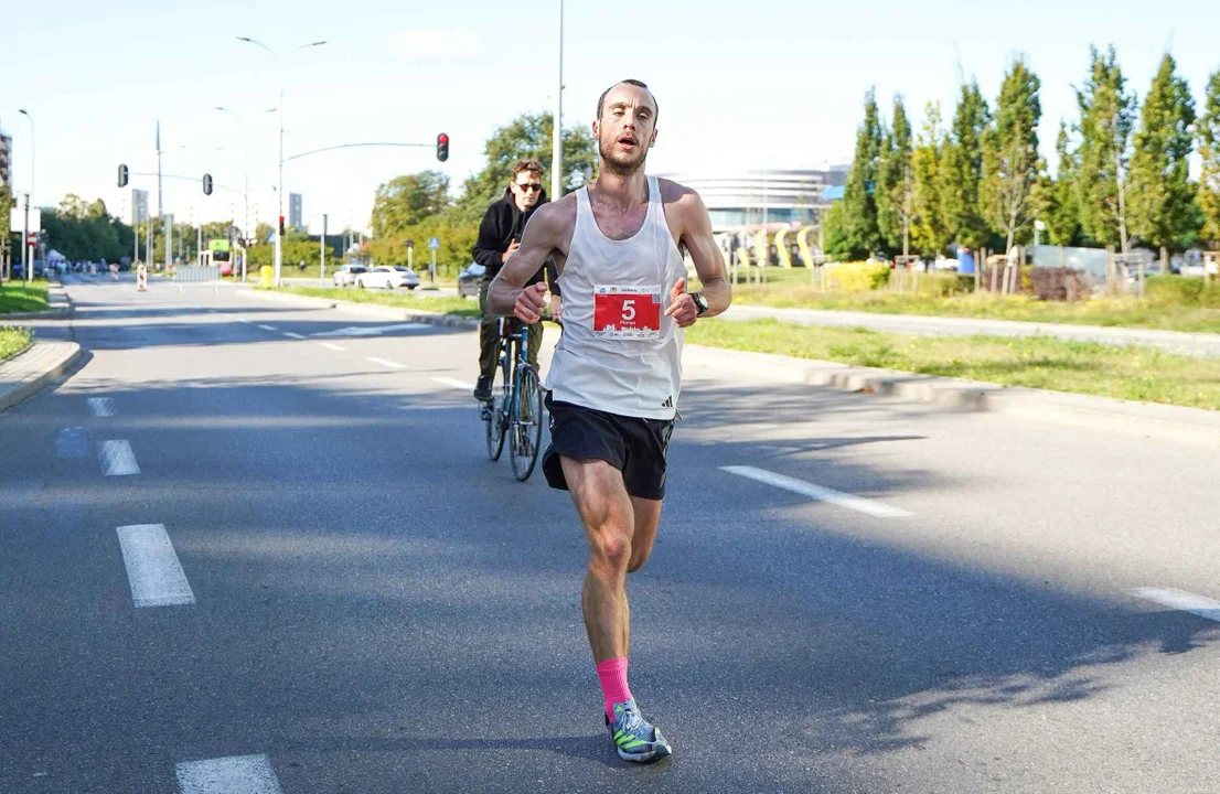 Garmin Półmaraton Gdańsk. Tysiące biegaczy na ulicach miasta [ZDJĘCIA] - Zdjęcie główne