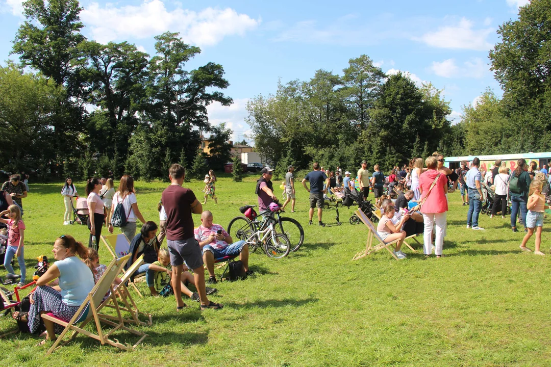 Piknik rodzinny w parku na Młynku w Łodzi