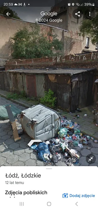 Łódź na zdjęciach z Google Street View. Stary dworzec i człowiek buszujący w śmieciach