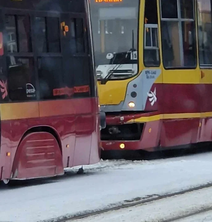 Zderzenie tramwajów na Piłsudskiego. Są opóźnienia! - Zdjęcie główne