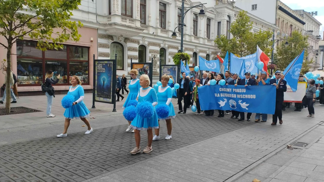 Błękitny marsz przeszedł Piotrkowską. Ramię w ramię szli seniorzy, młodzież i radni [FOTO] - Zdjęcie główne