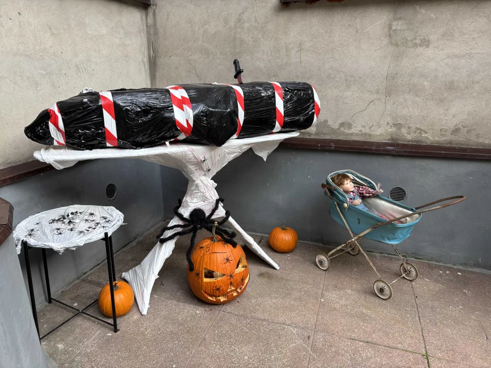 Podwórko przy Wólczańskiej 7 gotowe na Halloween