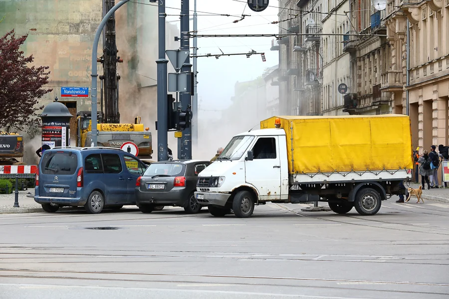 Kamienica przy Kilińskiego 49, w końcu, zostanie zburzona. Wiemy kiedy wrócą tramwaje