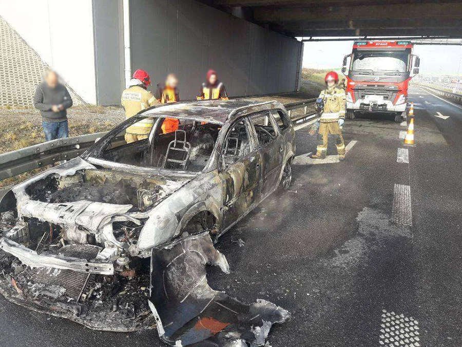 Na A1 w okolicach wiaduktu bełchatowskiego auto stanęło w płomieniach [ZDJĘCIA] - Zdjęcie główne