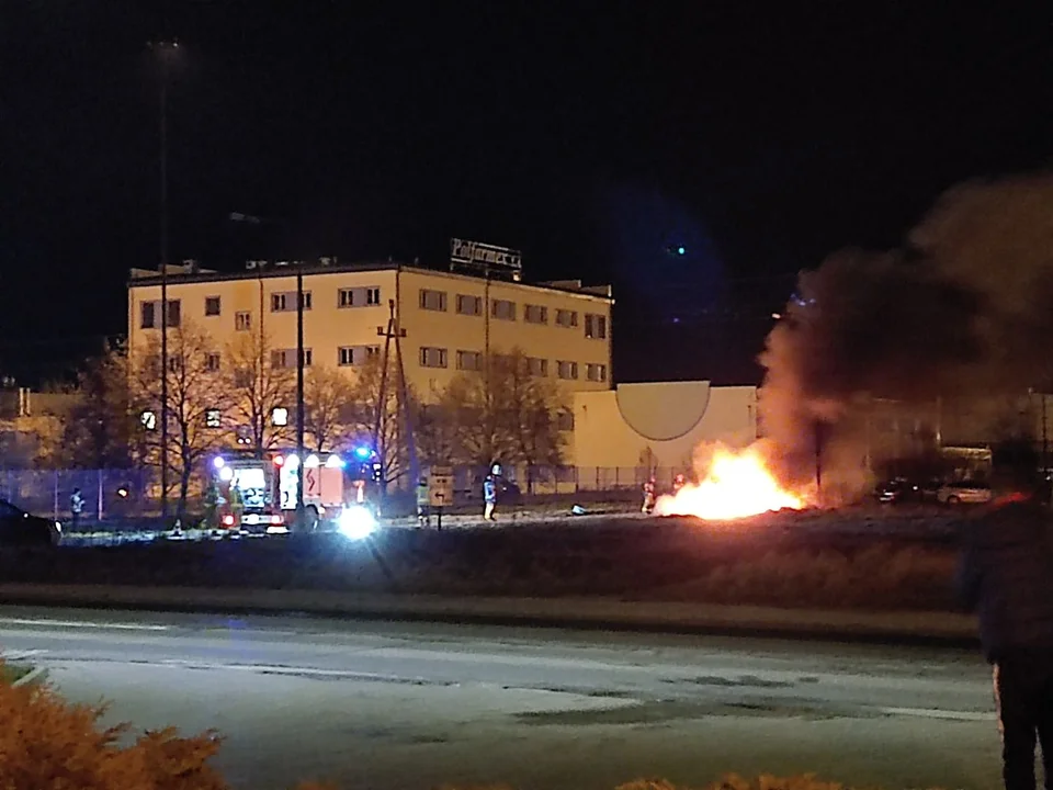 Pożar samochodu na Józefowie. Na miejscu straż pożarna