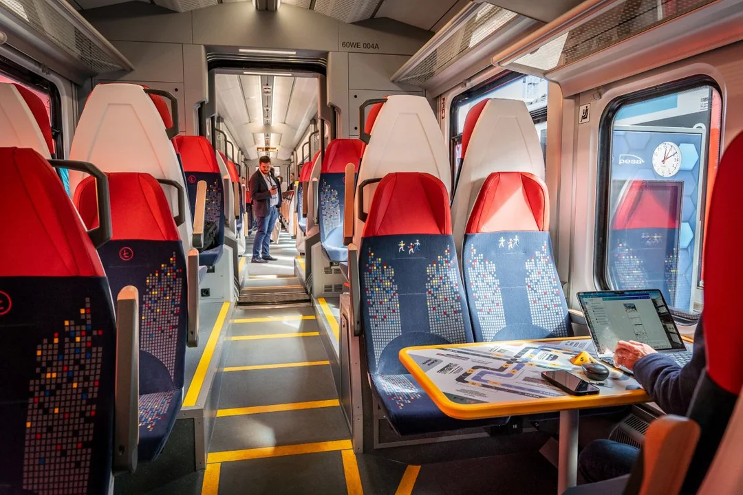 Jeszcze nie wyjechały, a już zgarnęły nagrodę. Nowe pociągi dla Łódzkiego [FOTO] - Zdjęcie główne