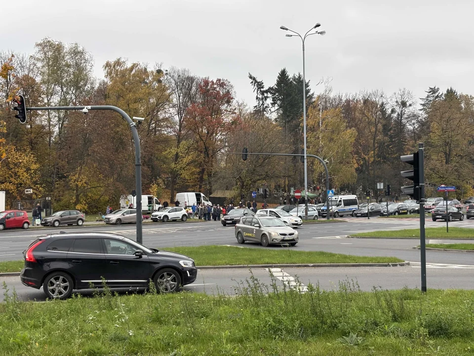 Korki w okolicach cmentarza na Dołach