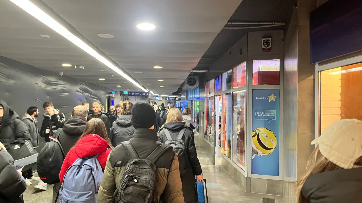 Dworzec Gdański 12 listopada: ścisk, ciasnota i remonty