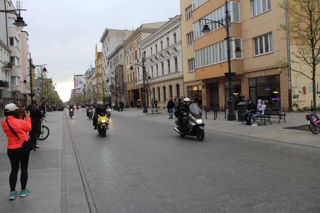 Wielka parada motocyklowa na ulicy Piotrkowskiej w Łodzi