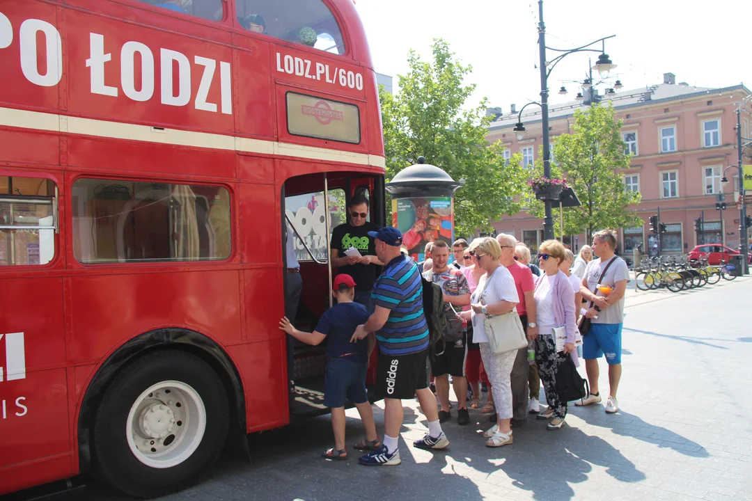 Piętrowy autobus turystyczny przemierza szlakiem łódzkich zabytków