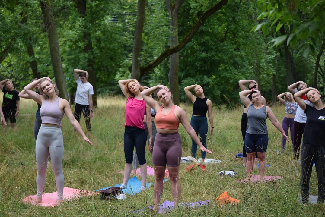 Joga w parku na Zdrowiu