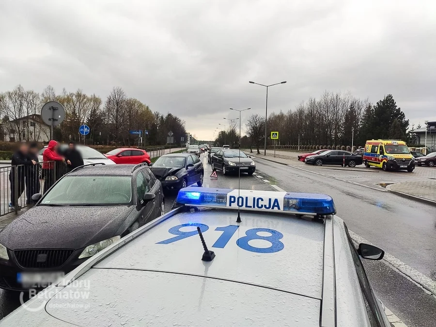 Uwaga kierowcy! Wypadek na alei Wyszyńskiego. Na miejscu policja i karetka pogotowia [FOTO] - Zdjęcie główne