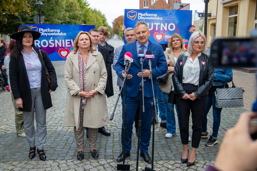 Działacze KO w centrum Kutna: zachęcają kobiety do udziału w wyborach. "Szczęśliwej Polki już czas!" [ZDJĘCIA] - Zdjęcie główne