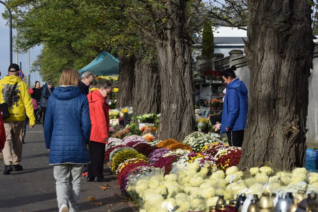 Łodzianie przygotowują groby bliskich do Wszystkich Świętych