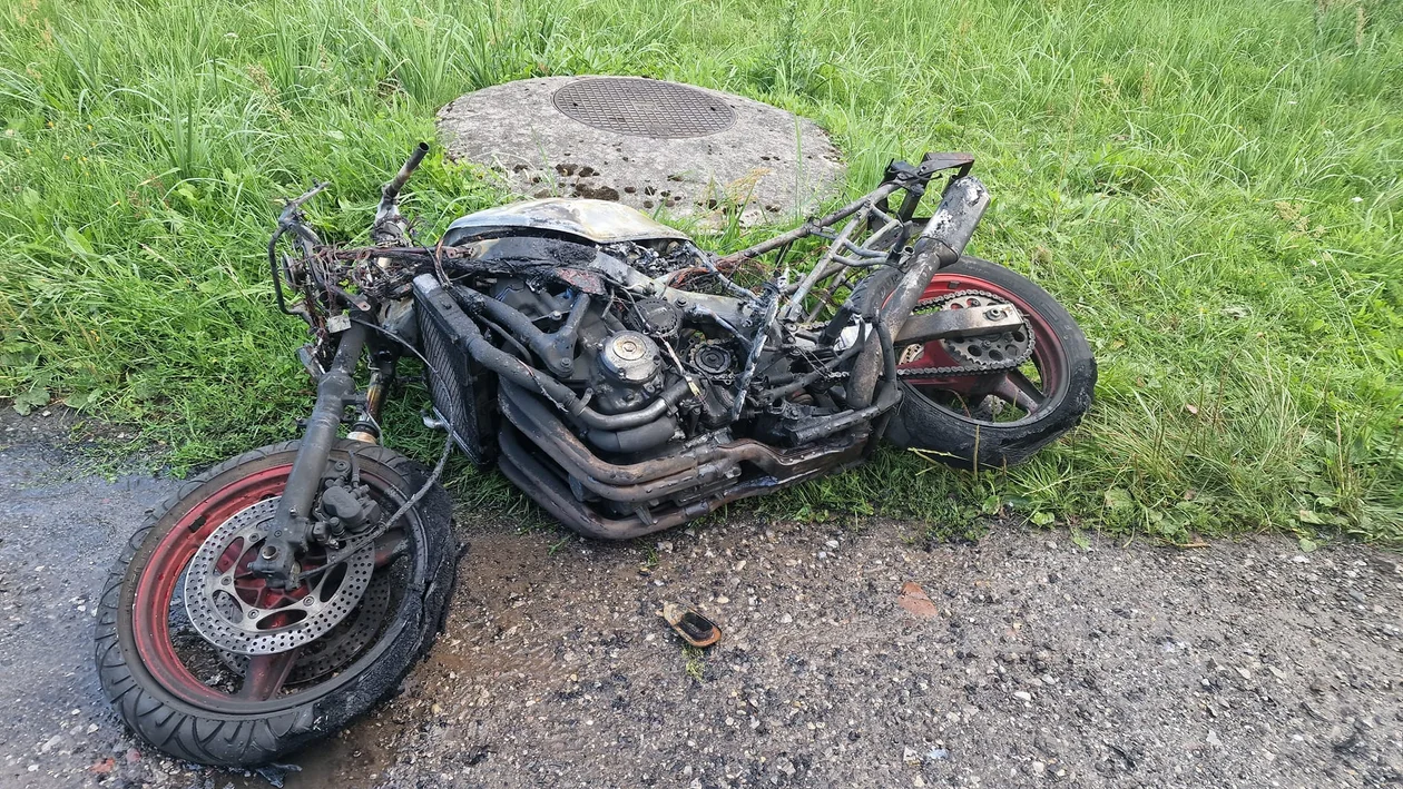 Motocykl spłonął nieopodal Zelowa. Na miejscu straż i policja [FOTO] - Zdjęcie główne