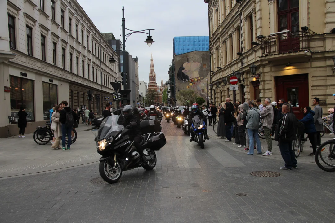 Wielka parada motocyklowa na ulicy Piotrkowskiej w Łodzi