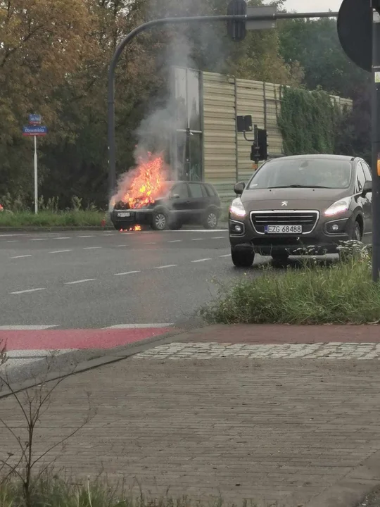 Pożar auta na alei Jana Pawła II w Łodzi