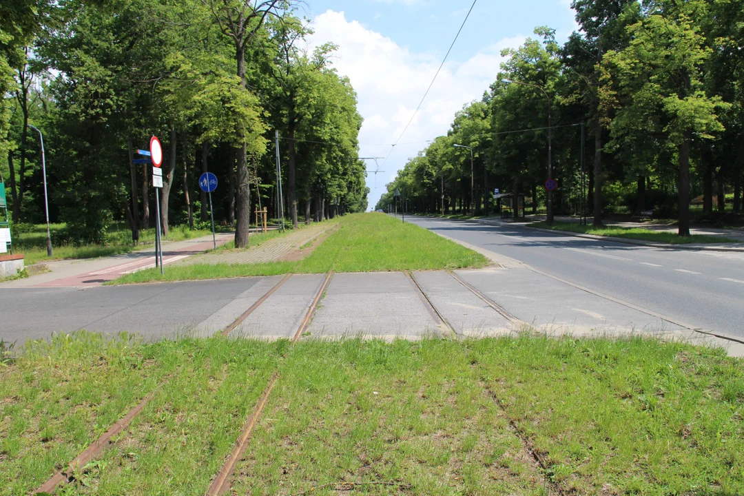 Nieczynne przystanki tramwajowe przy Konstantynowskiej