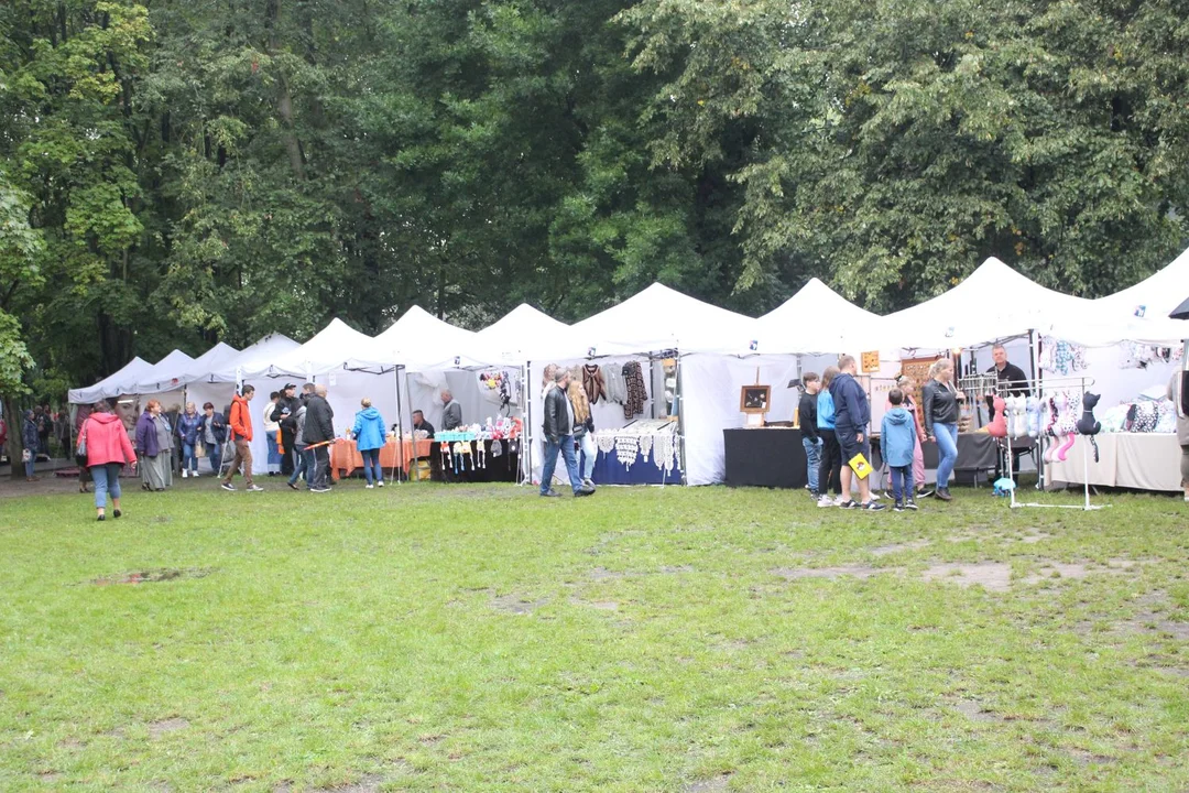 Trwa Święto Róży. Sporo osób odwiedza park Traugutta