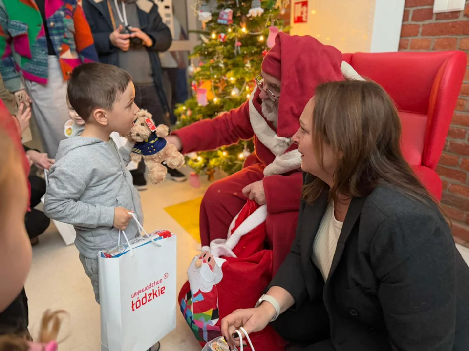 Święty Mikołaj w Łodzi. Jednym z punktów trasy Gwiazdora Szpital Pediatryczny im. Janusza Korczaka w Łodzi