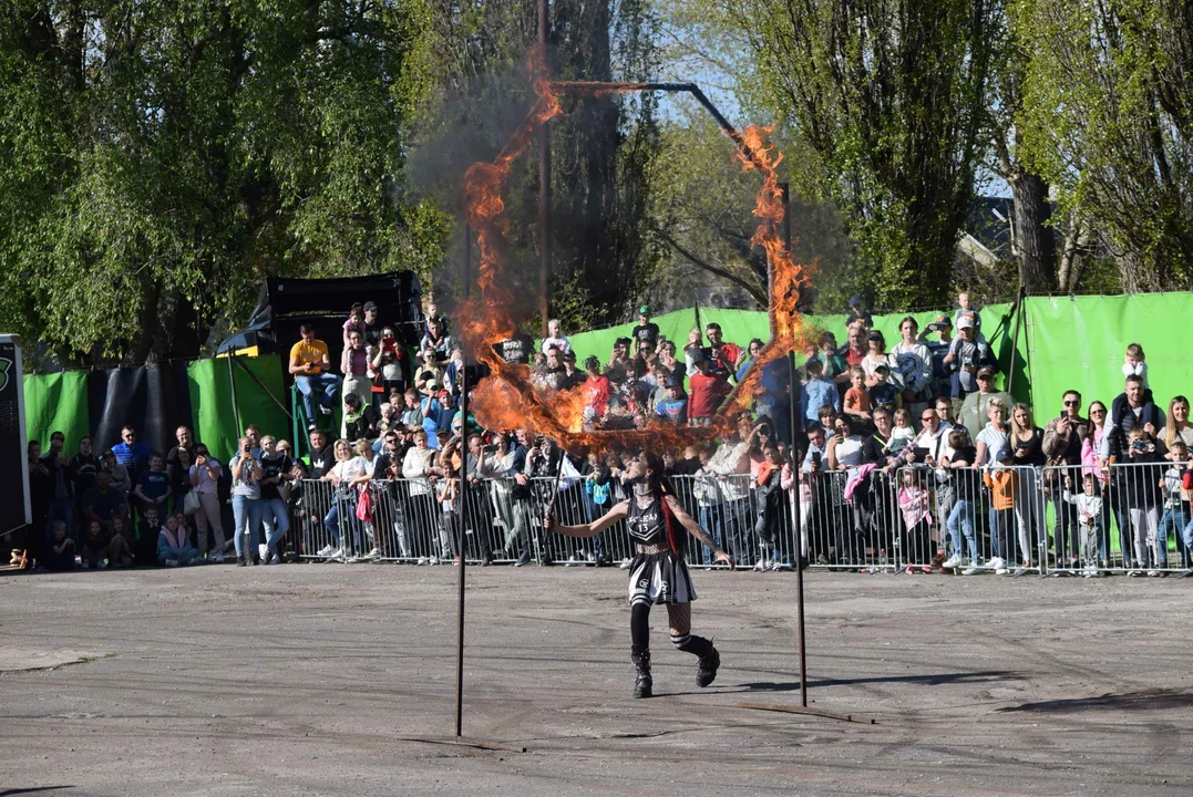 Giganty na czterech kołach zrobiły duże show! Widowiskowy pokaz monster trucków