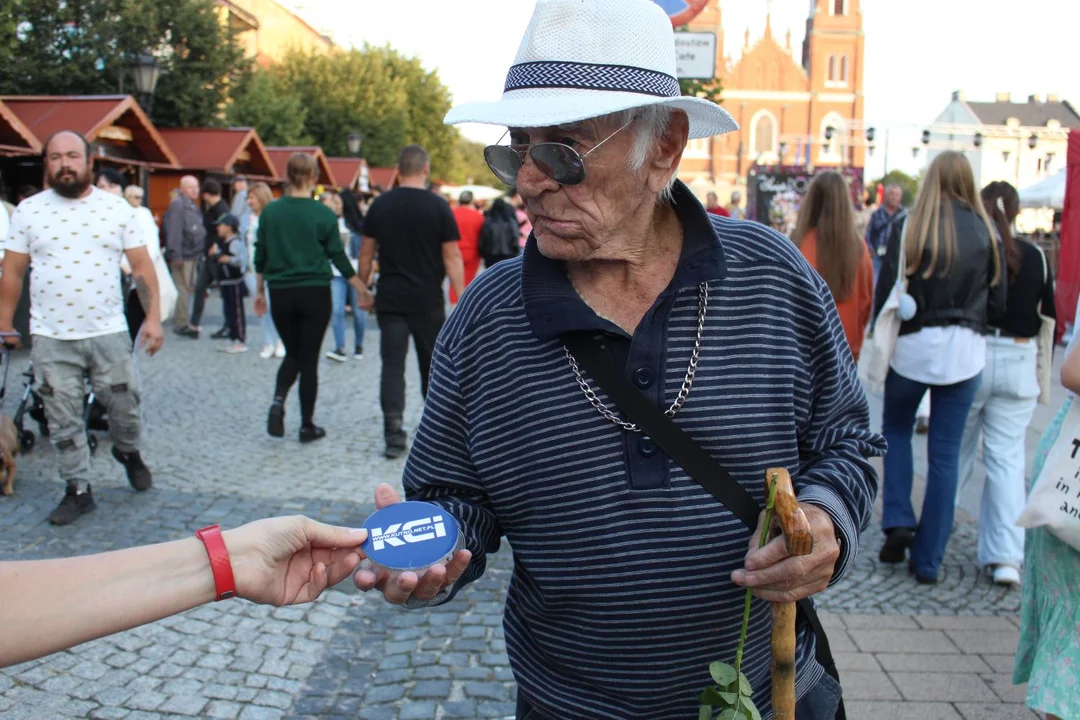 KCI rozdaje róże i gazety na kutnowskim Święcie Róży