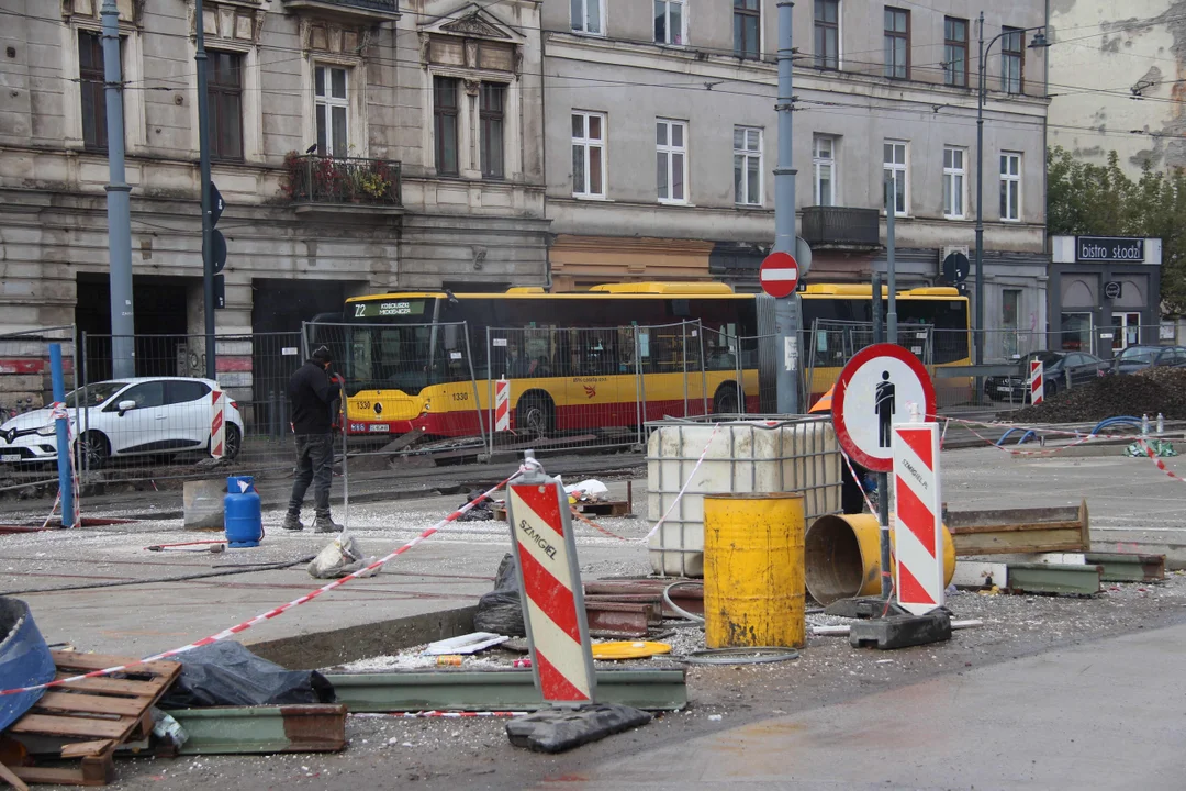 Trwa łączenie nowego torowiska ze starym przy ul.Legionów w Łodzi