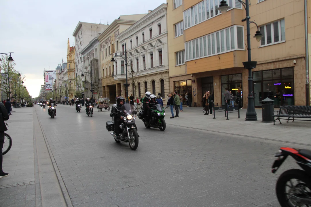 Wielka parada motocyklowa na ulicy Piotrkowskiej w Łodzi