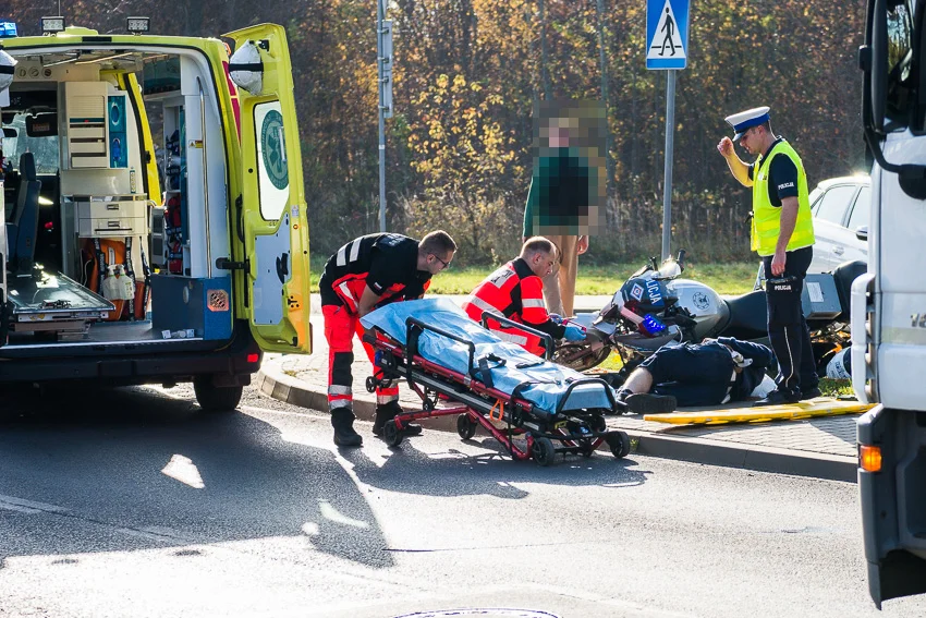 Wypadek na al. Wyszyńskiego. Policyjny motocykl zderzył się z osobówką