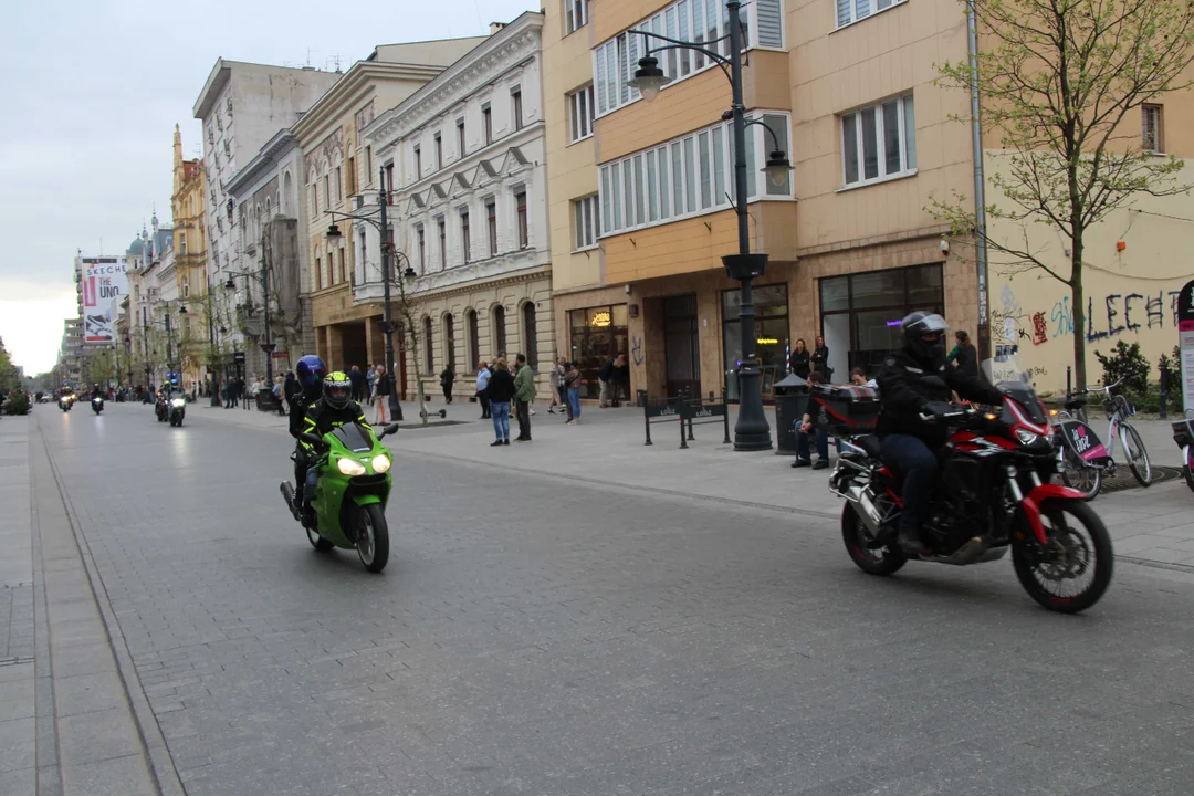 Wielka parada motocyklowa na ulicy Piotrkowskiej w Łodzi