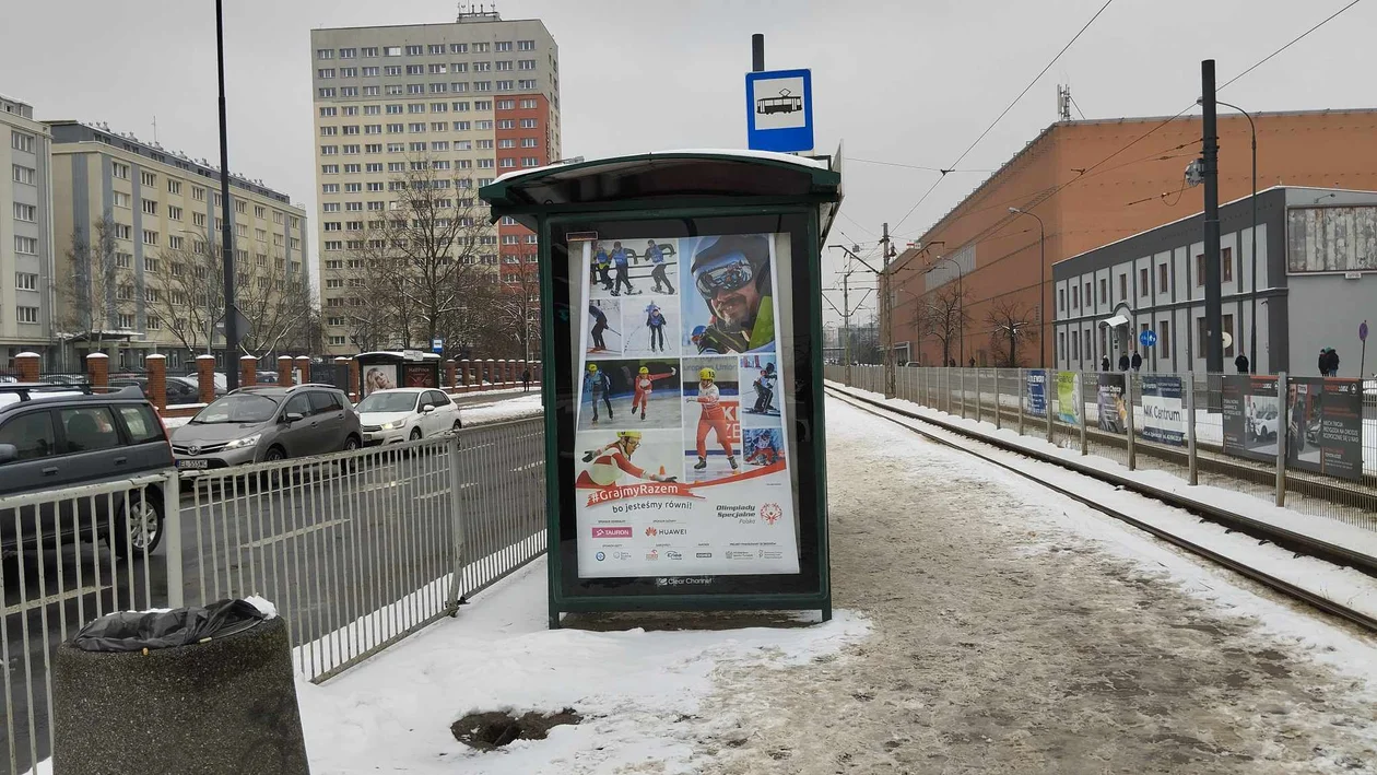 Niezabezpieczony właz przy przystanku MPK Łódź na al. Politechniki w Łodzi