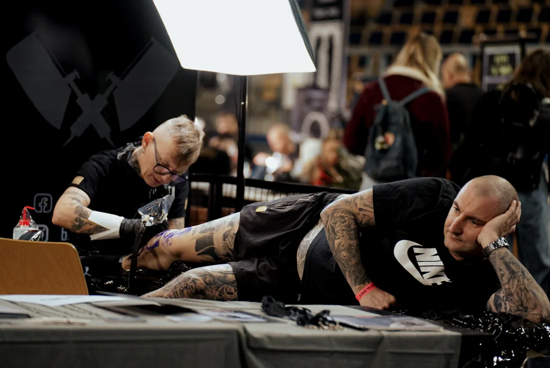 Łódź Tattoo Konwent w Atlas Arenie, wielu łodzian z nowymi dziarkami.