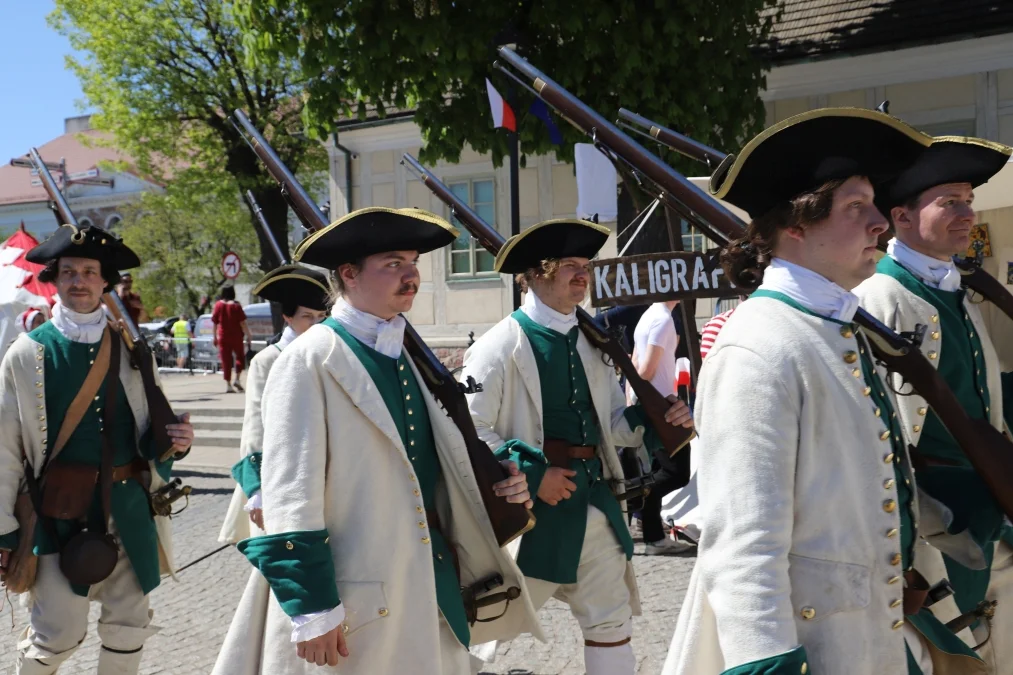 Maszerują przez miasto i pilnują porządku. Kutno w klimacie XVIII wieku (ZDJĘCIA)