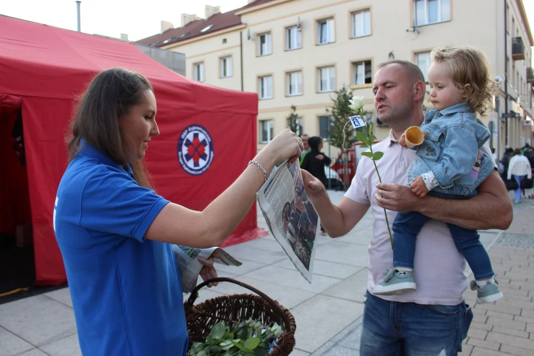 KCI rozdaje róże i gazety na kutnowskim Święcie Róży