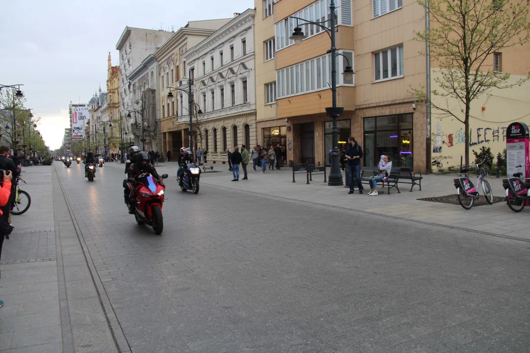 Wielka parada motocyklowa na ulicy Piotrkowskiej w Łodzi