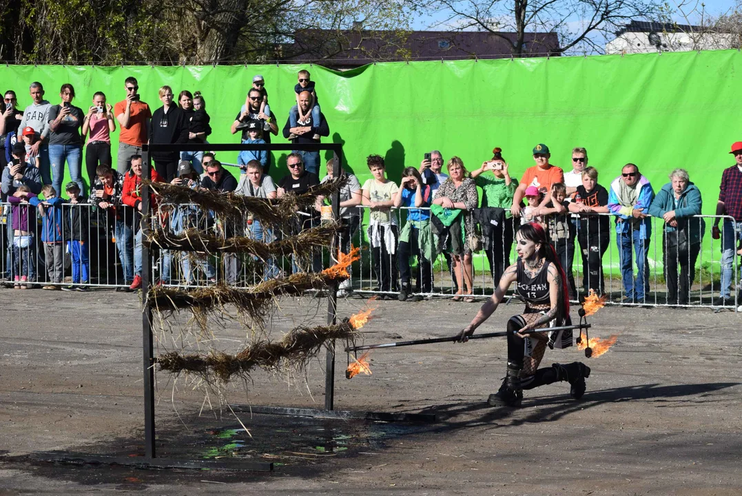 Giganty na czterech kołach zrobiły duże show! Widowiskowy pokaz monster trucków