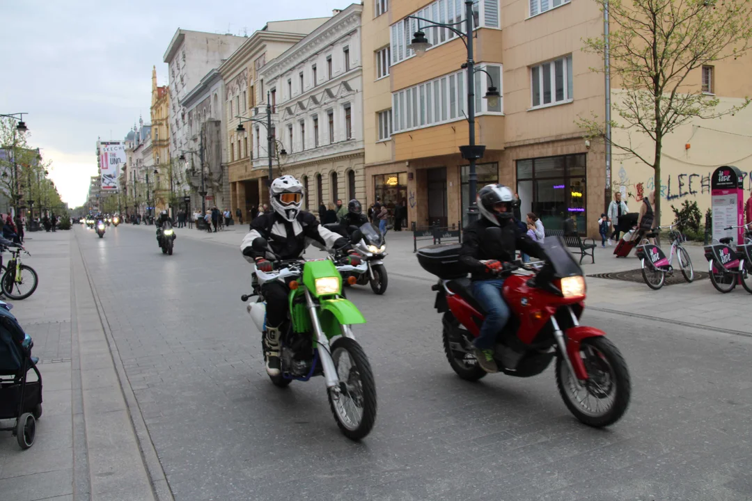 Wielka parada motocyklowa na ulicy Piotrkowskiej w Łodzi