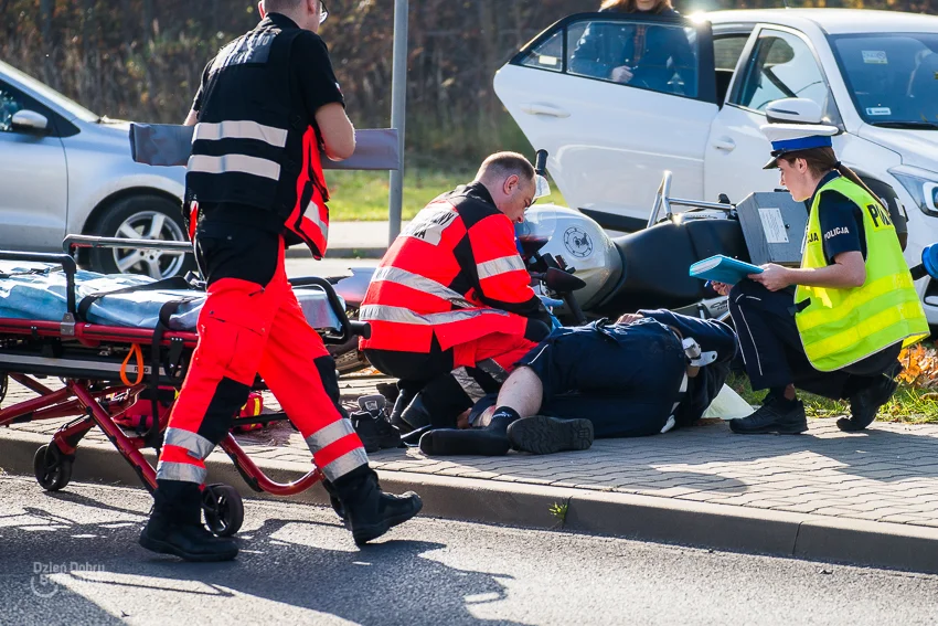 Wypadek na al. Wyszyńskiego. Policyjny motocykl zderzył się z osobówką