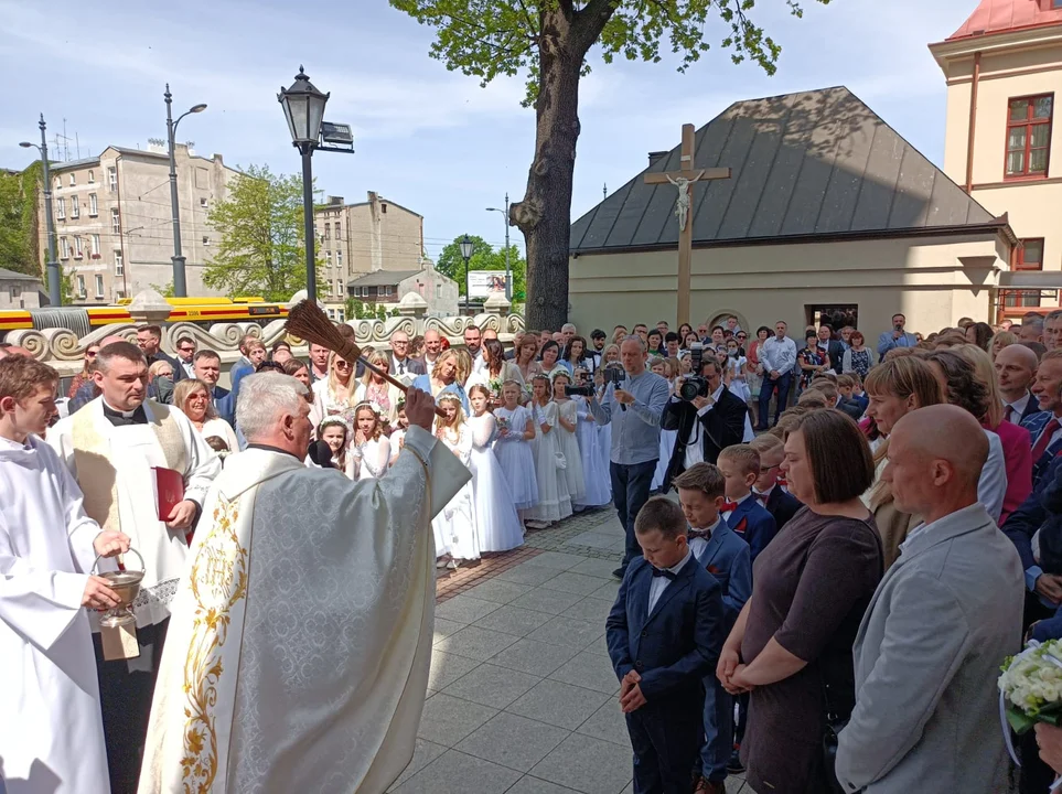 Dzieci przyjmowały Pierwszą Komunię Świętą w kościele pw. św. Anny w Łodzi [galeria]