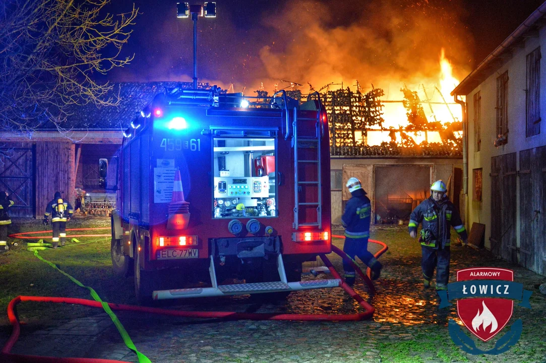 Duży pożar w gospodarstwie. W wielogodzinnej akcji gaśniczej brało udział ponad 40 strażaków [FOTO] - Zdjęcie główne