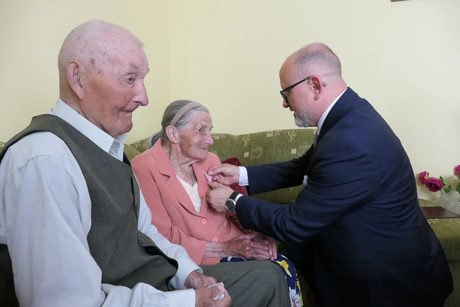 Przeżyli razem 70 lat, dostali medale od prezydenta RP. Wyjątkowe małżeńskie jubileusze [FOTO] - Zdjęcie główne