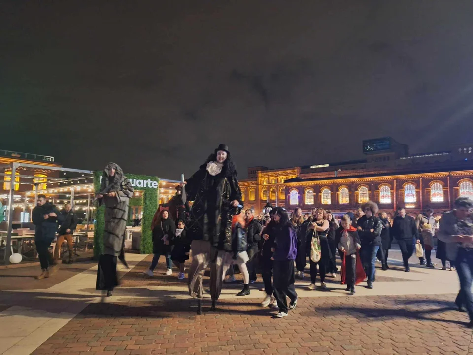 Tłum wampirów na rynku Manufaktury