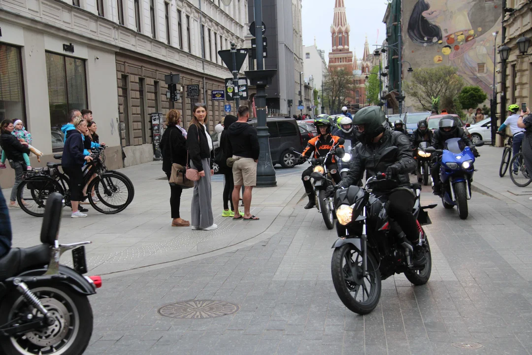 Wielka parada motocyklowa na ulicy Piotrkowskiej w Łodzi