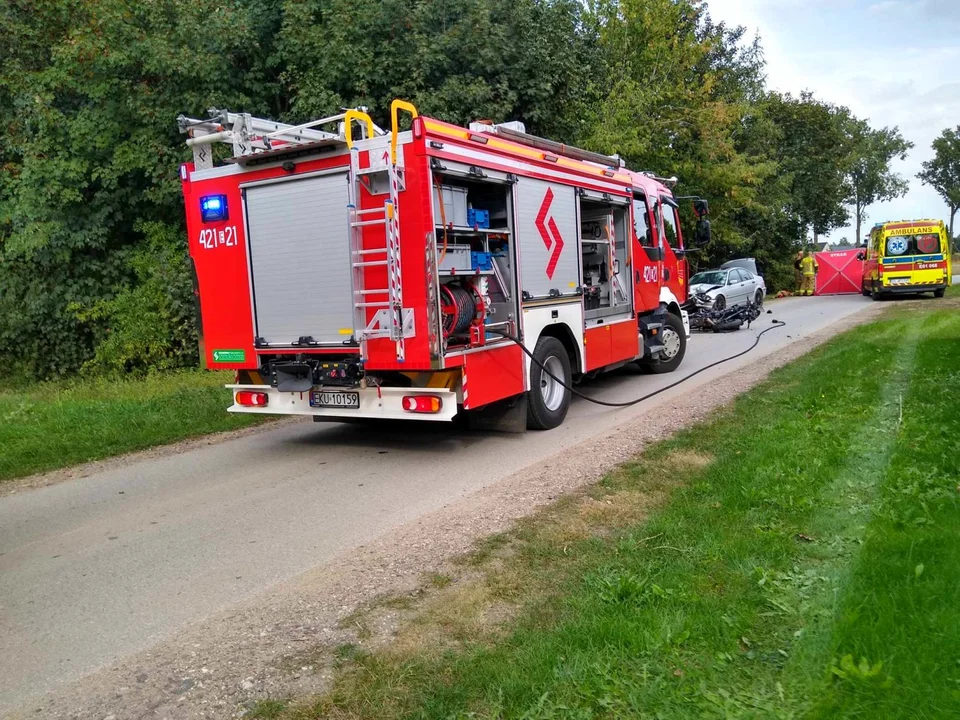 Poważny wypadek w Kutnie. Zderzenie motocykla z osobówką, jedna osoba ciężko ranna