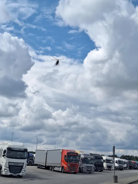 Nowy policyjny śmigłowiec nad autostradą A2 w Łódzkiem