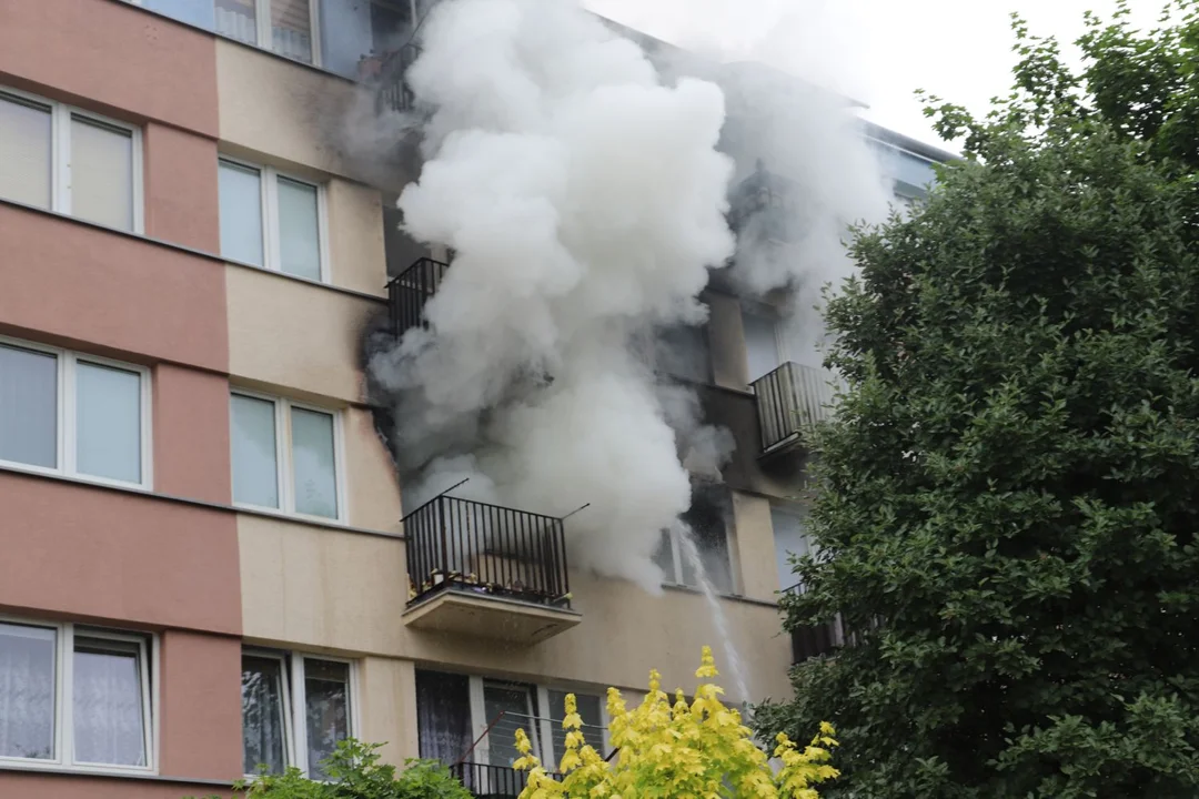 Są poszkodowani. Duży pożar mieszkania, ewakuacja mieszkańców bloku [ZDJĘCIA] - Zdjęcie główne