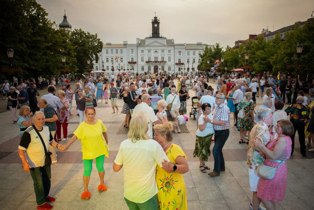 Starówka zamieniła się w taneczny parkiet. Zabawa trwała do późna [ZDJĘCIA] - Zdjęcie główne