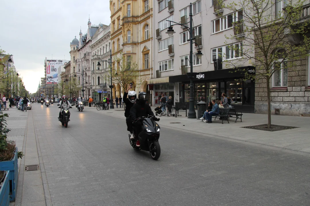 Wielka parada motocyklowa na ulicy Piotrkowskiej w Łodzi